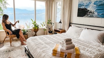 4 slaapkamers, een bureau, een strijkplank/strijkijzer, reisbedje