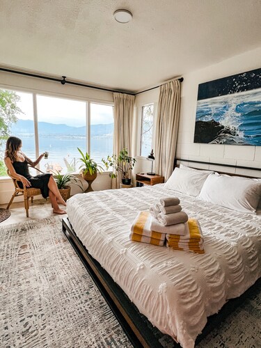 Private Lakefront Beach House off Naramata Bench with sauna and hot tub