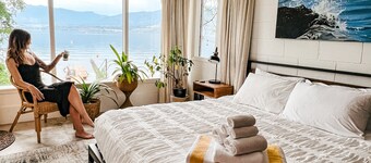 Private Lakefront Beach House off Naramata Bench with sauna and hot tub