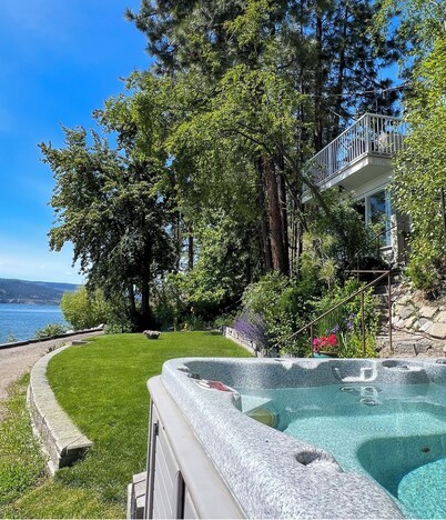 Private Lakefront Beach House off Naramata Bench with sauna and hot tub