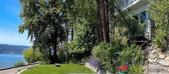 Private Lakefront Beach House off Naramata Bench with sauna and hot tub