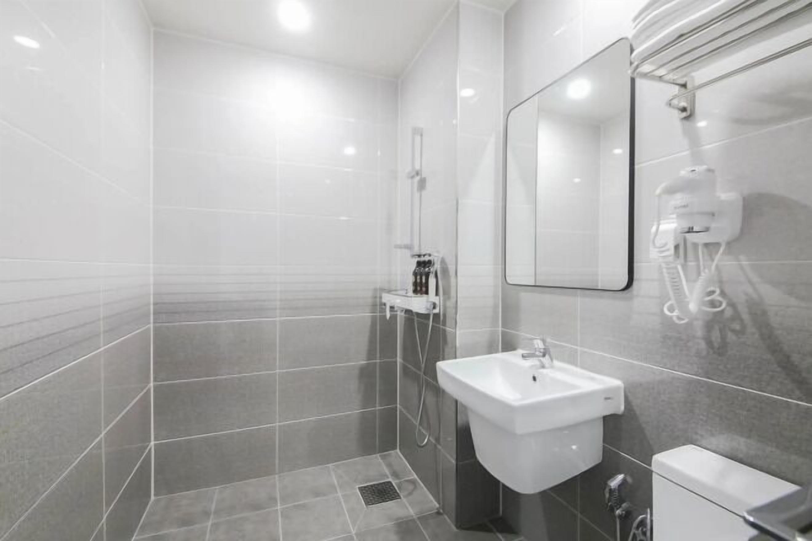 Baño | Regadera, secadora de cabello, pantuflas, toallas 