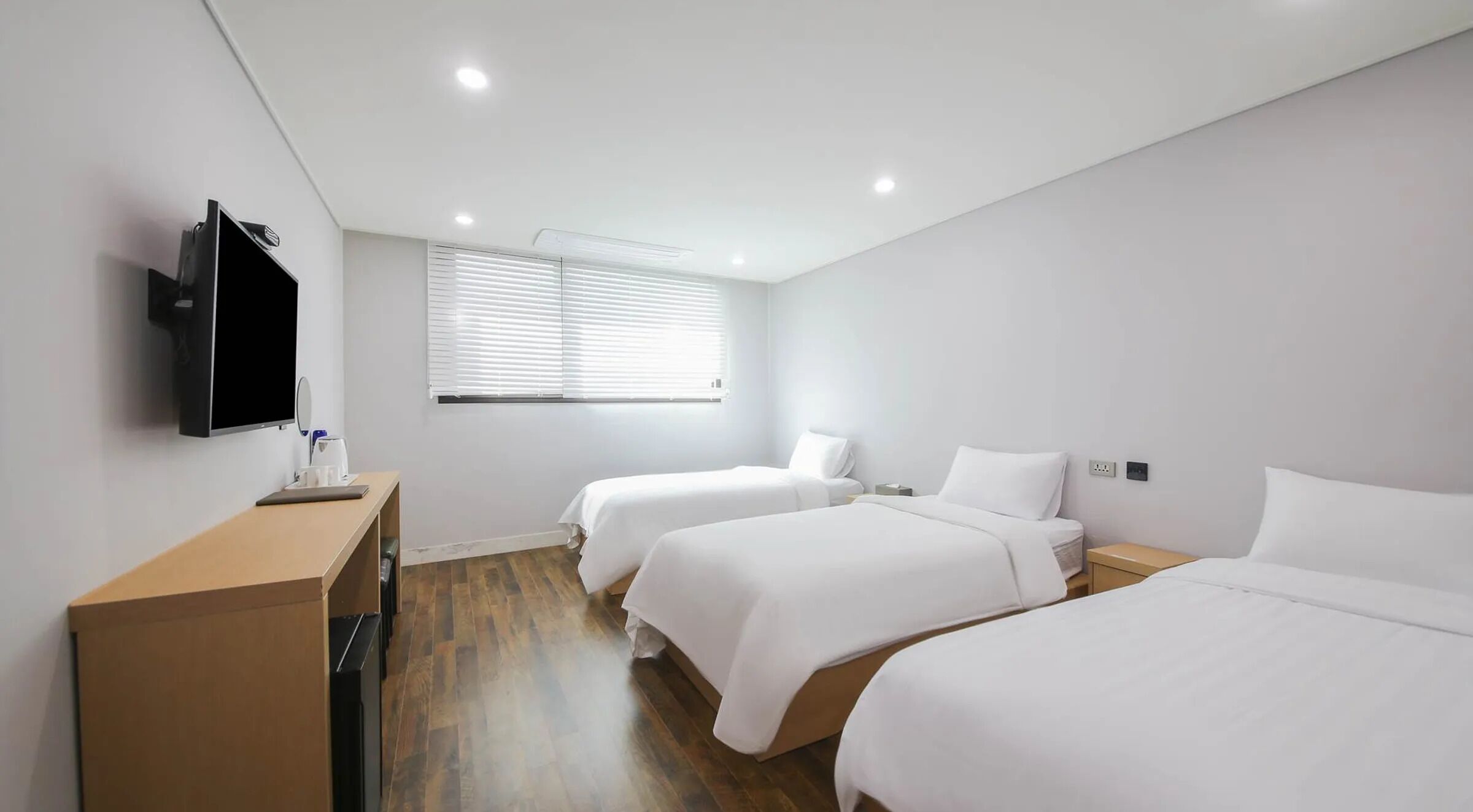 三人房 | 羽絨被、筆電工作空間、免費無線上網、床單