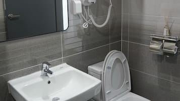 Deluxe-herbergi | Baðherbergi | Sturta, hárblásari, inniskór, handklæði