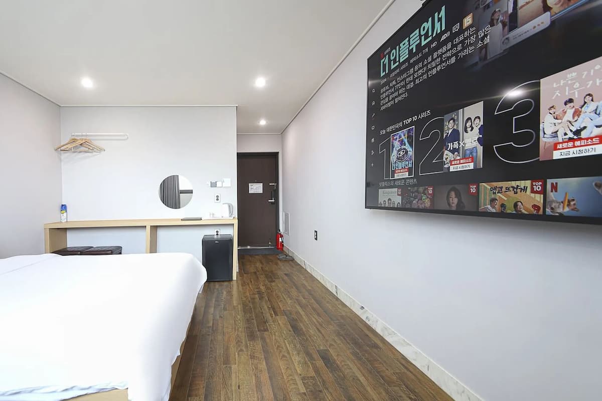 ผ้านวมขนเป็ด, พื้นที่ทำงานแบบใช้แล็ปท็อป, Wi-Fi ฟรี, ผ้าปูที่นอน