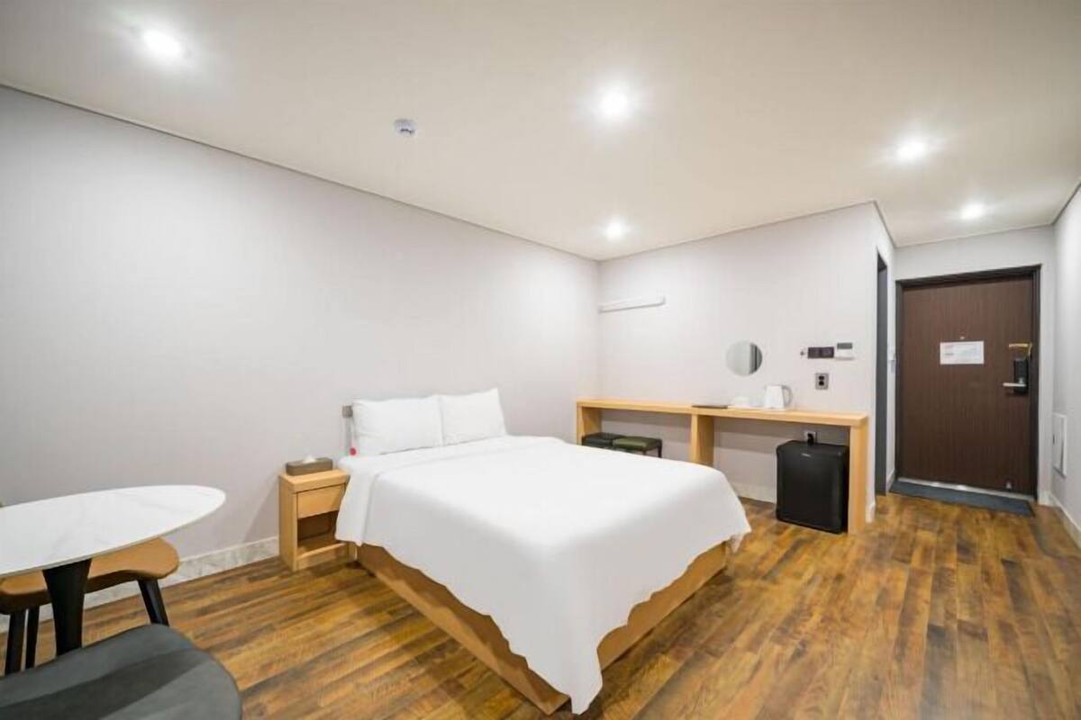 Down comforters, laptop workspace, free WiFi, bed sheets