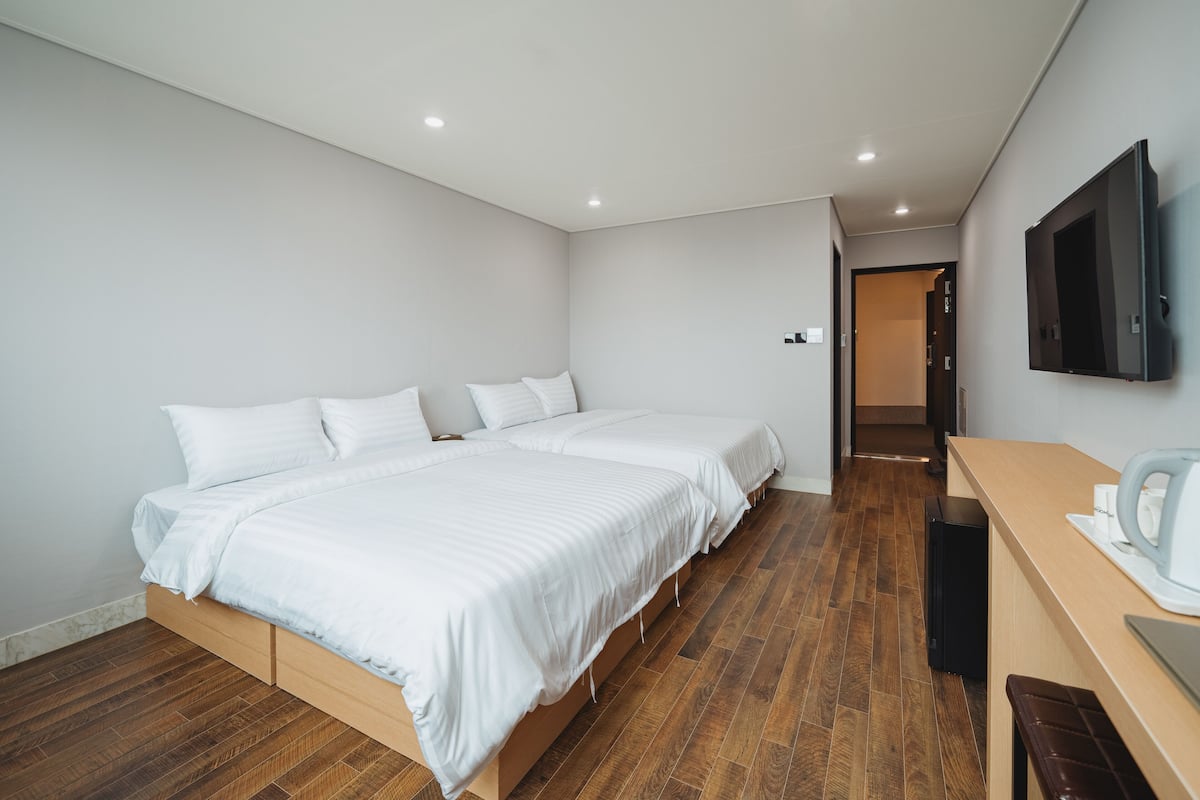 Double Twin Room | Duntäcken, arbetsyta för laptop, gratis wi-fi och sängkläder
