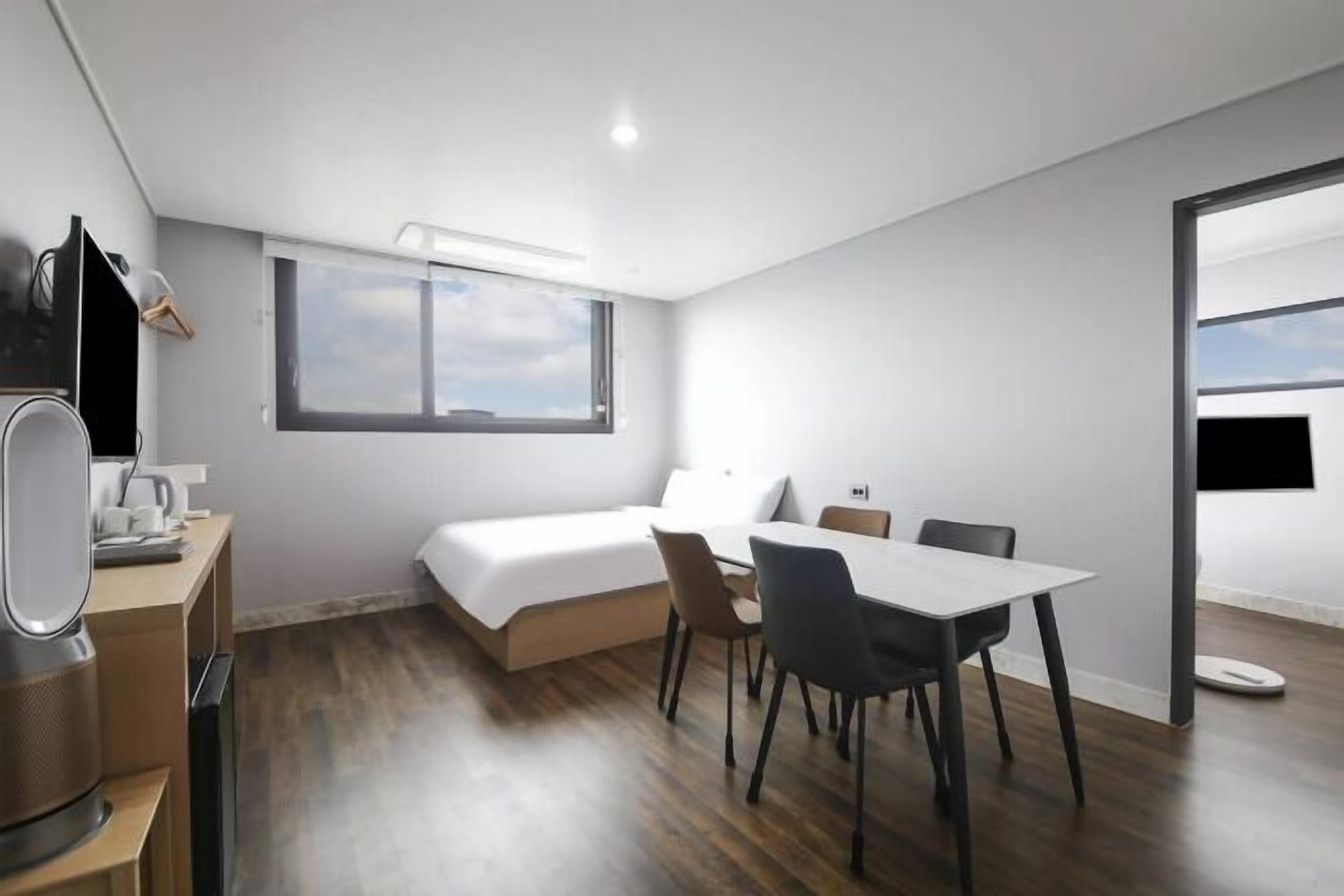 羽絨被、筆電工作空間、免費無線上網、床單