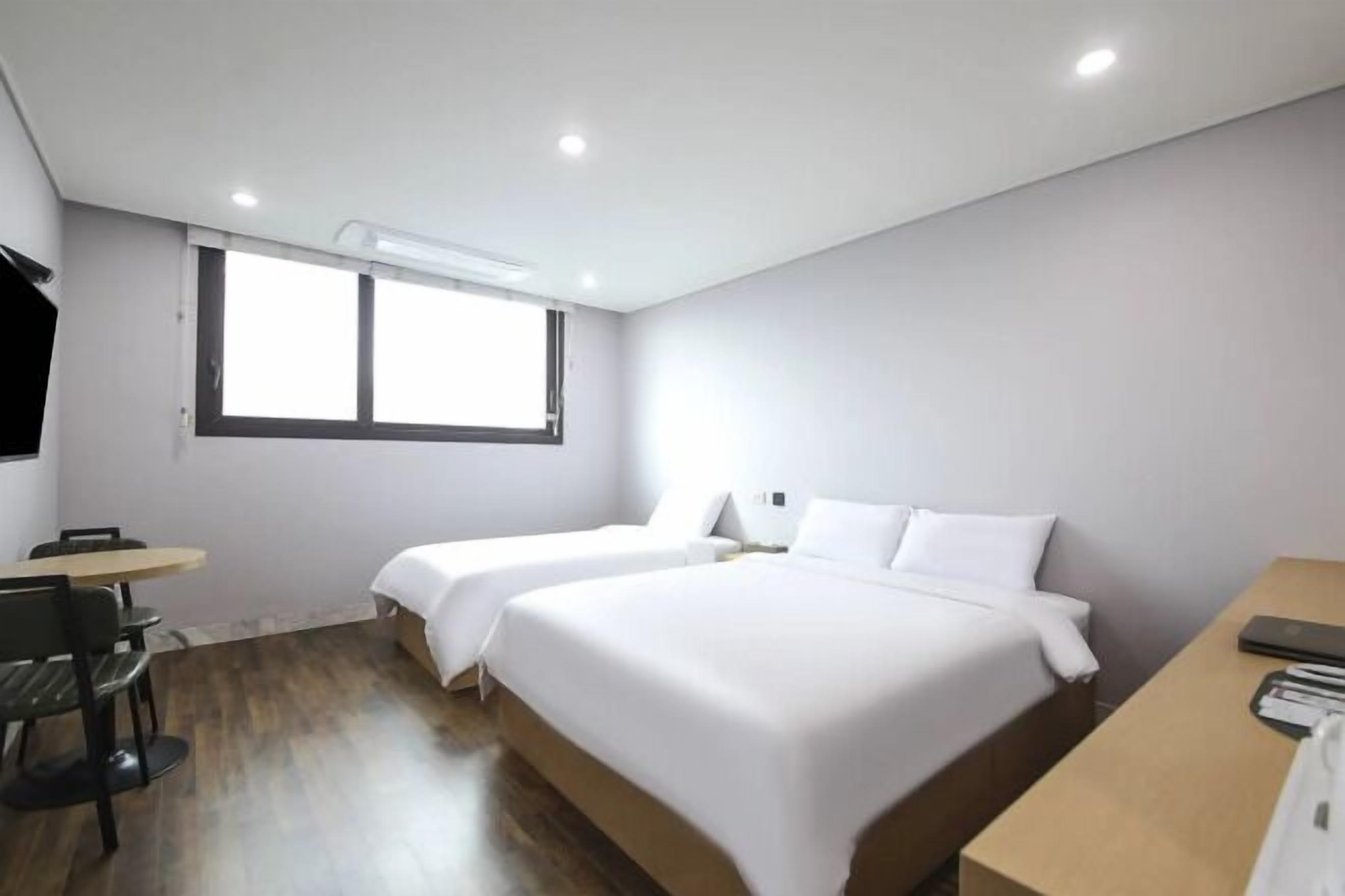 羽絨被、筆電工作空間、免費無線上網、床單