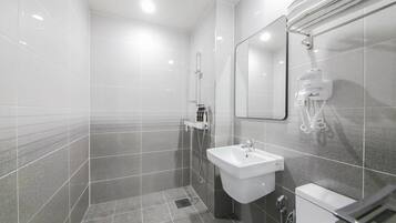 Double Twin Room | Baño | Regadera, secadora de cabello, pantuflas, toallas