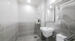 Double Twin Room | Kylpyhuone | Suihku, hiustenkuivaaja, tohvelit, pyyhkeet