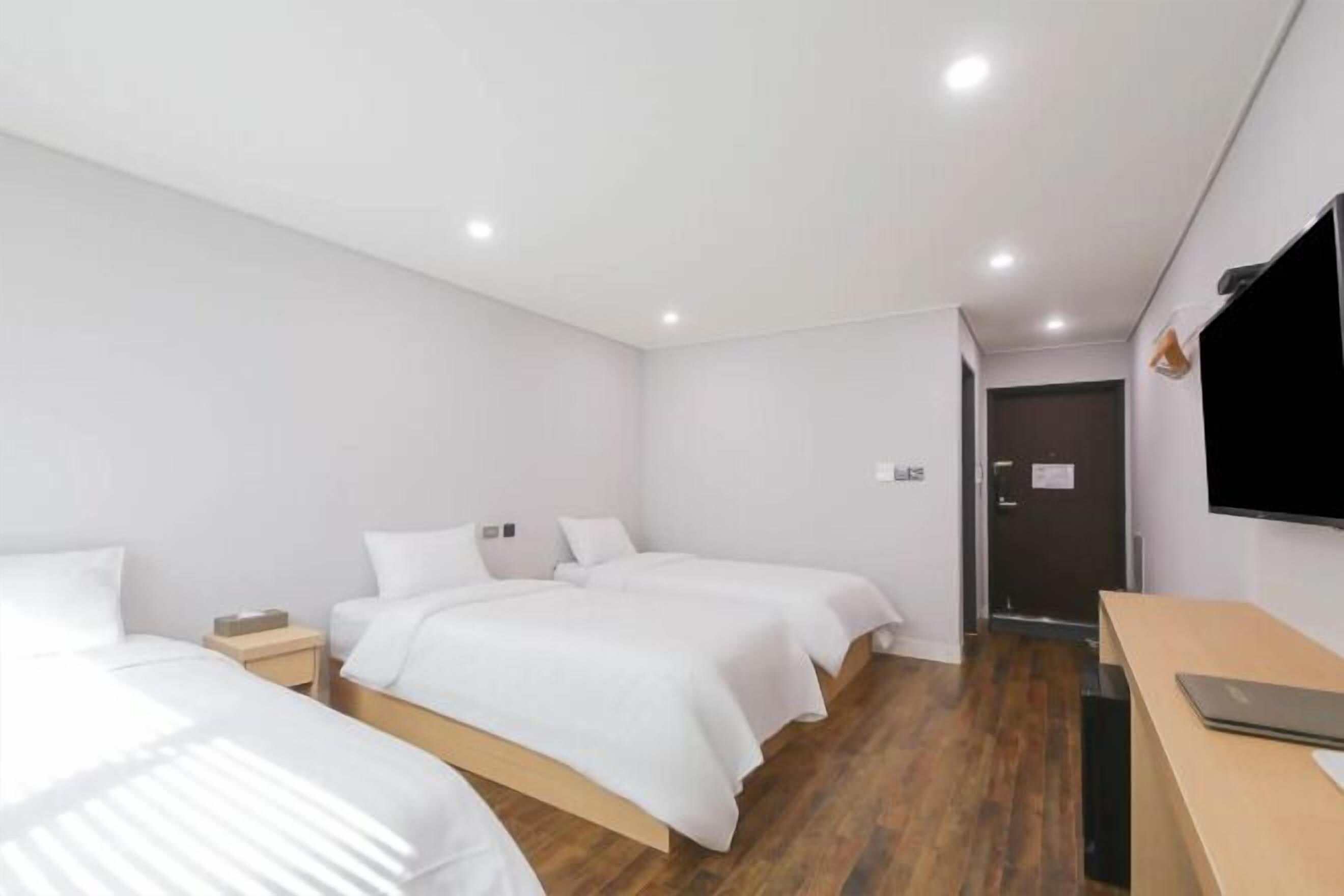 羽絨被、筆電工作空間、免費無線上網、床單