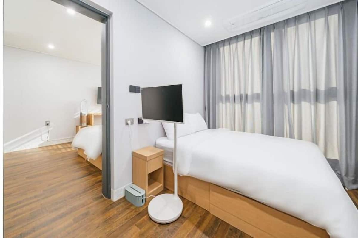 Down comforters, laptop workspace, free WiFi, bed sheets