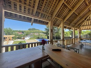 Outdoor dining - Casa Thymus - a place for travellers not tourists (Soveja)