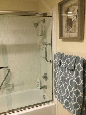 Combined shower/bathtub, hair dryer, towels, shampoo - Desert Falls Country Club (Palm Desert)