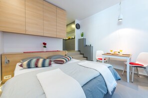 Studio (Studio Apartment)