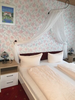 1 bedroom, in-room safe, WiFi, bed sheets - Doppelzimmer Nr. 5 - Gästehaus am Lindenweg (Meersburg)