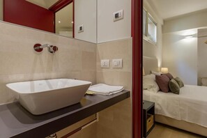 Suihku, hiustenkuivaaja, bidee, saippua