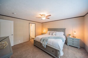 4 habitaciones, tabla de planchar con plancha y cuna de viaje 