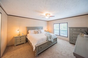 4 habitaciones, tabla de planchar con plancha y cuna de viaje 