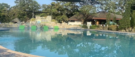 Piscine extérieure, tentes de plage, parasols de plage