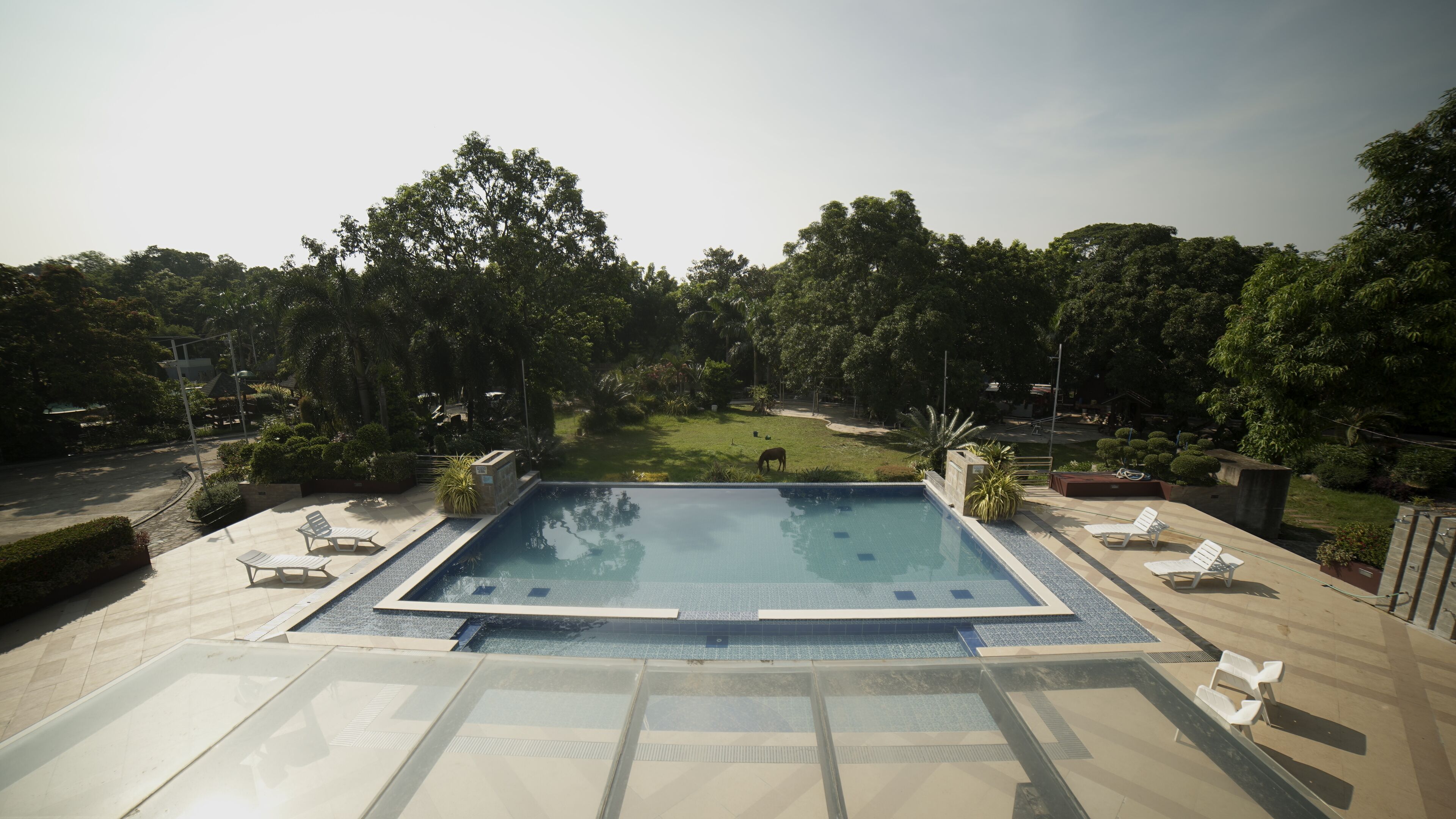 Piscina all'aperto, cabanas (a pagamento), ombrelloni da piscina