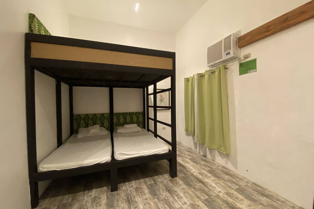Een minibar, een kluis op de kamer, gratis wifi, beddengoed