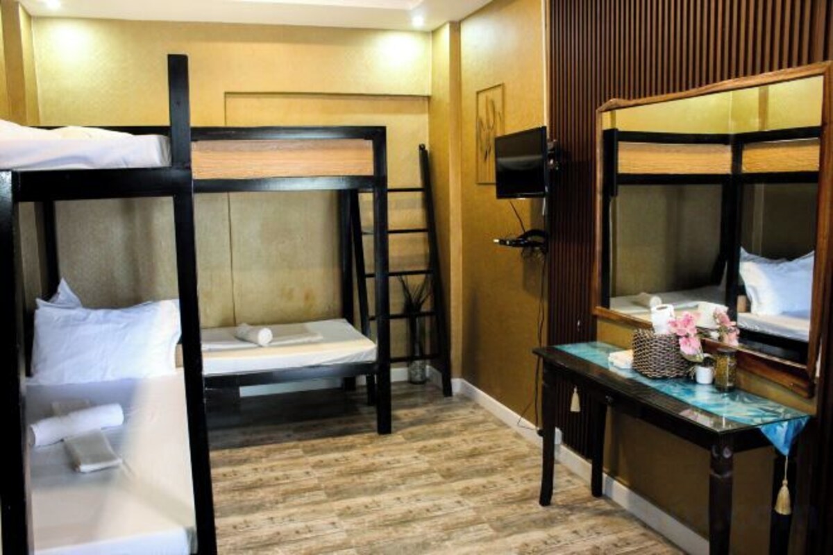 Minibar, in-room safe, WiFi (free), bed sheets