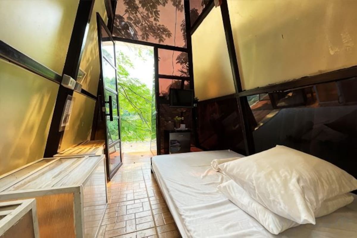 Minibar, in-room safe, WiFi (free), bed sheets