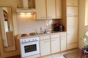 Kühlschrank, Mikrowelle, Ofen, Wasserkocher mit Kaffee-/Teezubehör