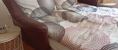 2 多间卧室、办公桌、旅行婴儿床、WiFi