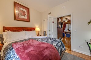 3 bedrooms, desk, iron/ironing board, travel crib