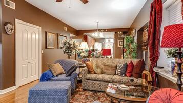 智能电视、壁炉、书、立体声音响