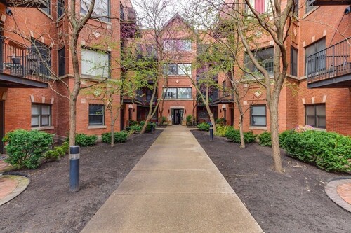 The Cozy Nest: King Bed in Quiet and Safe Condo by McCormick Place and Midway!