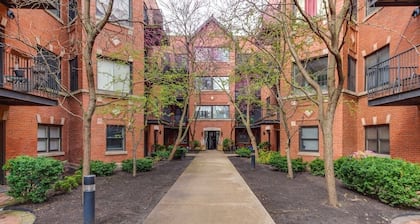 The Cozy Nest: King Bed in Quiet and Safe Condo by McCormick Place and Midway!