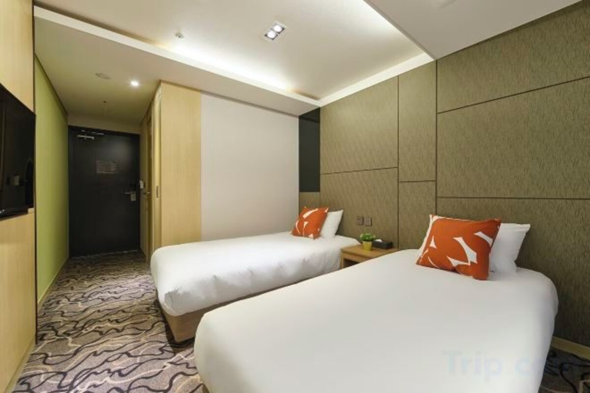 WiFi (free), bed sheets