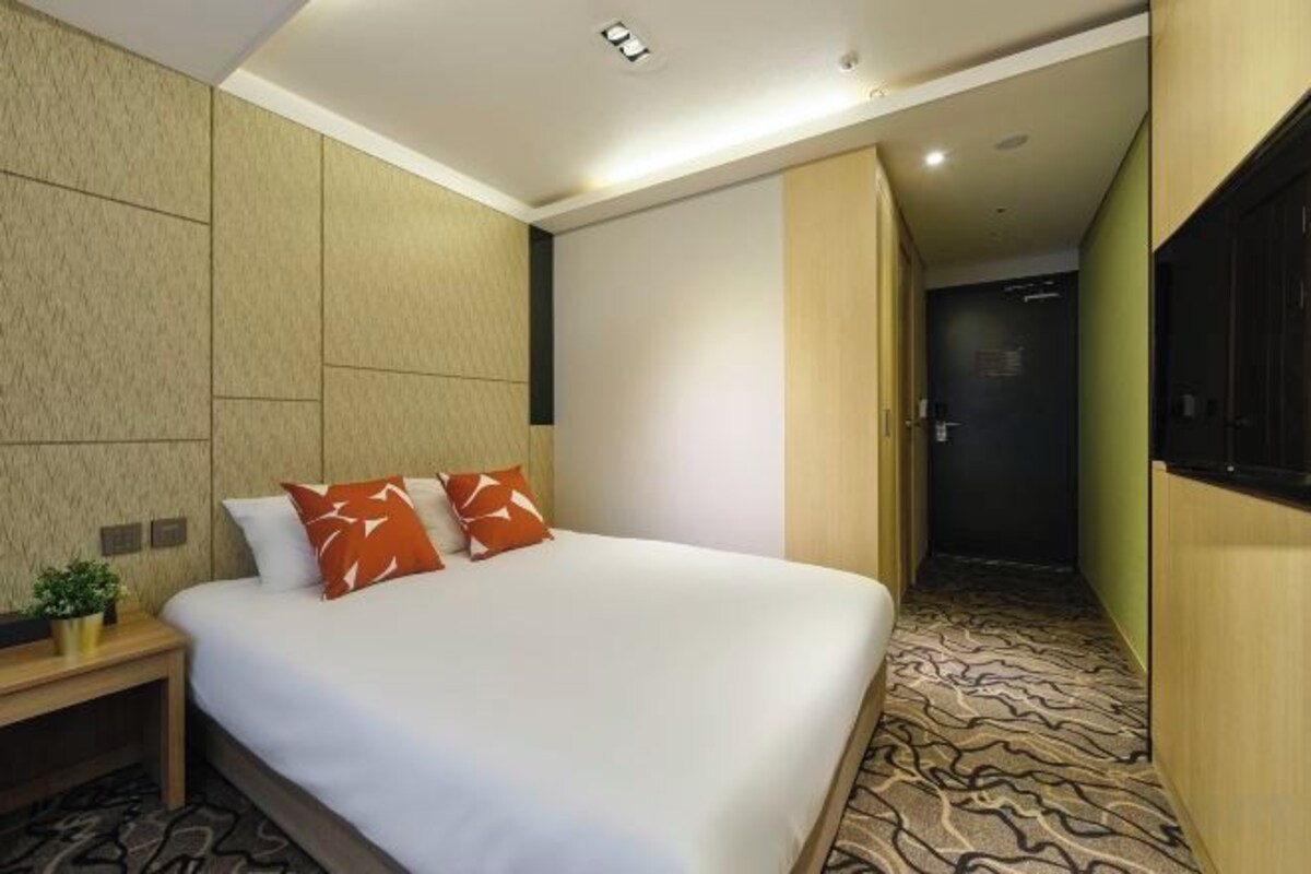 WiFi (free), bed sheets