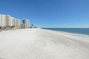 På stranden