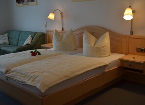 Basic Double Room | Free WiFi - Gasthaus Pension Augenstein (Winzer)