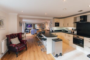 Fridge, microwave, oven, stovetop - Beautiful spacious property a stones throw from North Norfolk beach (Mundesley)