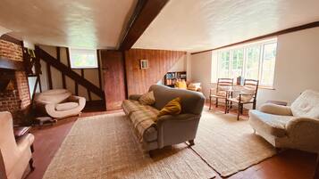 Smart TV, fireplace, books, stereo