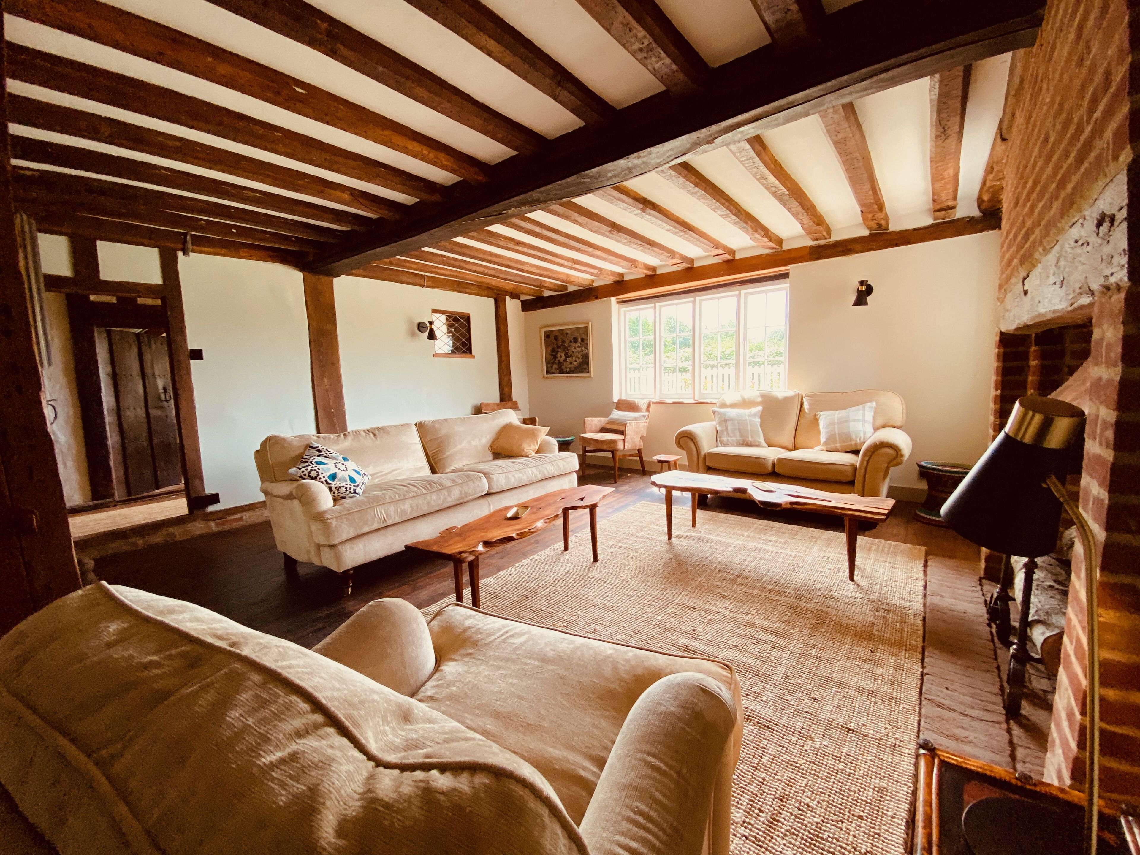 Smart-TV, Kamin, Bücher, Stereoanlage