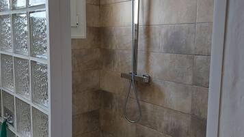 Douche, sĂšche-cheveux, serviettes fournies