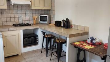 Een koelkast, een microgolfoven, een oven, een kookplaat