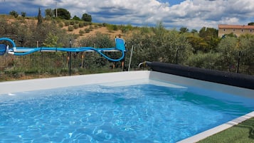 Una piscina al aire libre, una piscina climatizada