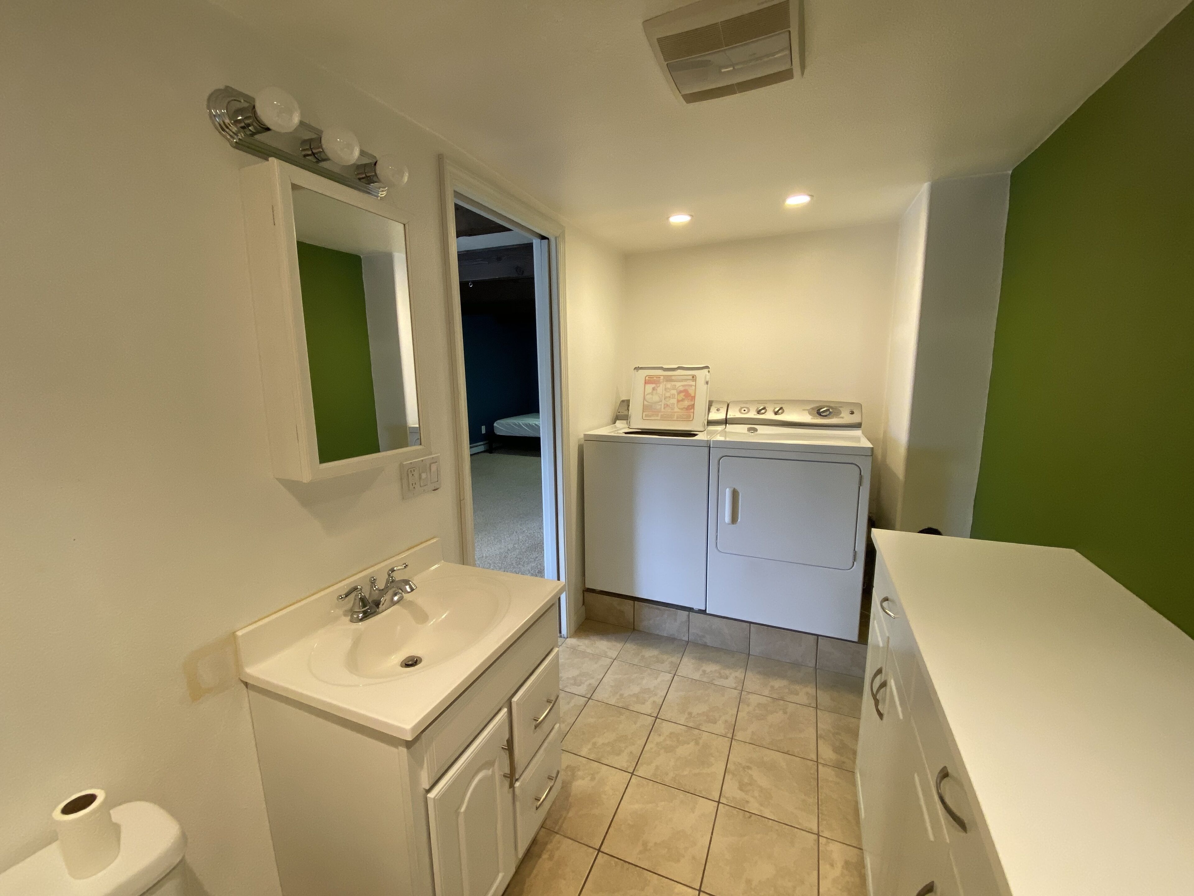 Haartrockner, Handtücher, Seife, Toilettenpapier