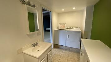 Haartrockner, Handtücher, Seife, Toilettenpapier