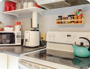 A kitchen with a microwave, toaster, and stove. - Large Govt hill studio-near  downtown (Anchorage)