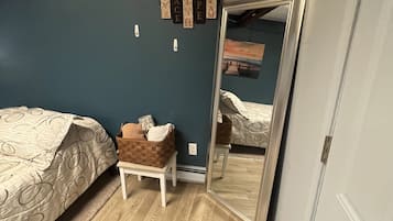 1 habitación, tabla de planchar con plancha, wifi gratis y ropa de cama