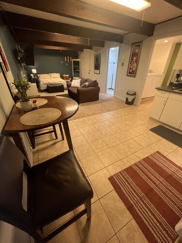 Large Govt hill studio-near  downtown